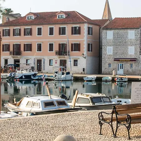 Ancora Faros * Stari Grad